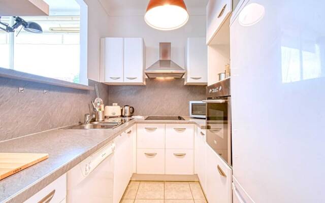 Bright and Beautiful Apartment, 10 Mins From Palais & Croisette