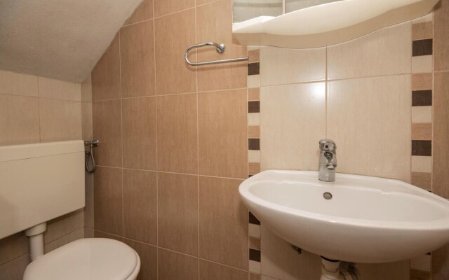 Awesome Home in Baska Voda With Wifi and 2 Bedrooms
