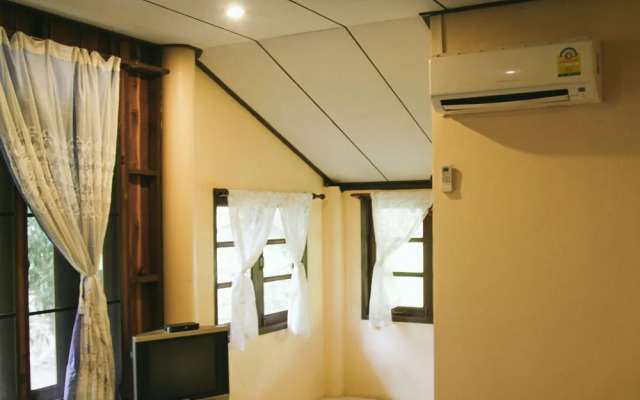 Baan LoyLom SuanAmphawa