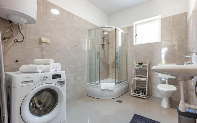 Šjor 2 BDR Apartment w grill