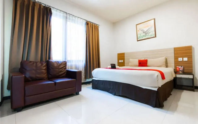 Reddoorz Plus Near Karebosi Area 3