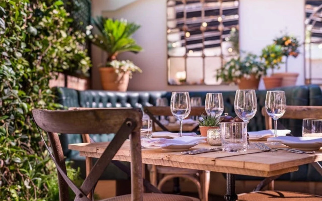 2 Bed - Very Convenient Location - South Terrace