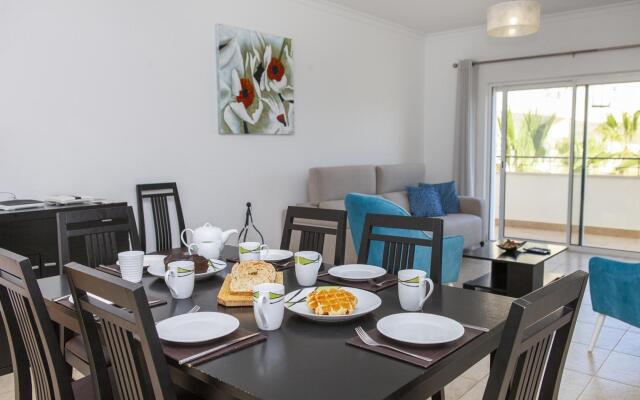 C04 - Pool View 3 Bed Apartment