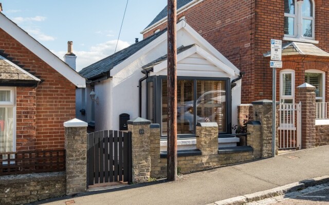 The Nautilus Cowes IOW Sleeps 4 & Private Garden