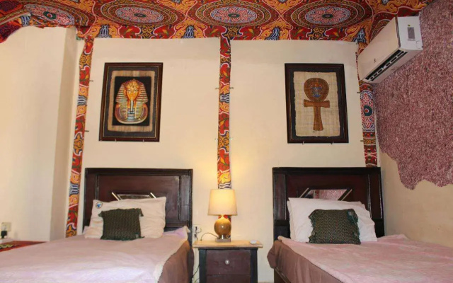 Pyramids Overlook Inn