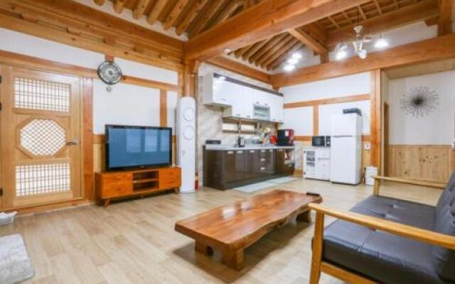 Hanok Jungwon House Pension