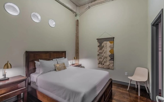 Cozy 1 Bedroom Apartment Overlooking Downtown