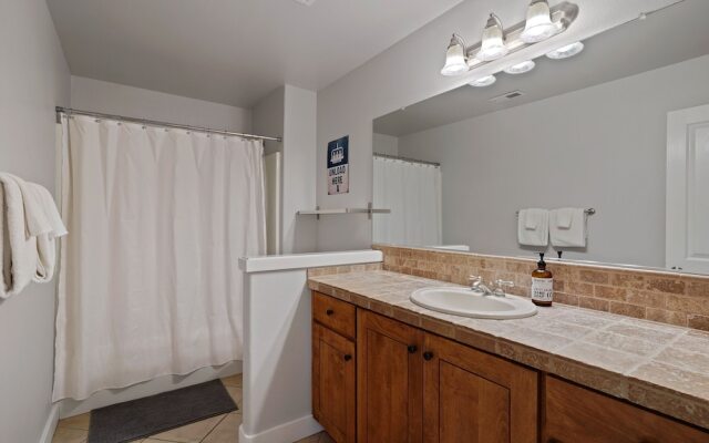 Flagline Trail 5 Bedroom Home by RedAwning