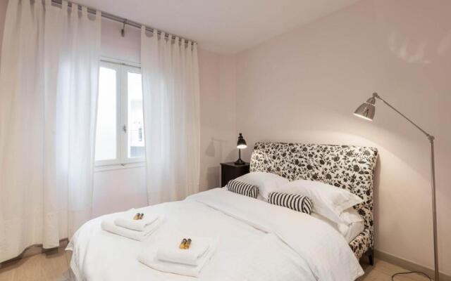 Stylish white 4 ppl apartment in City center