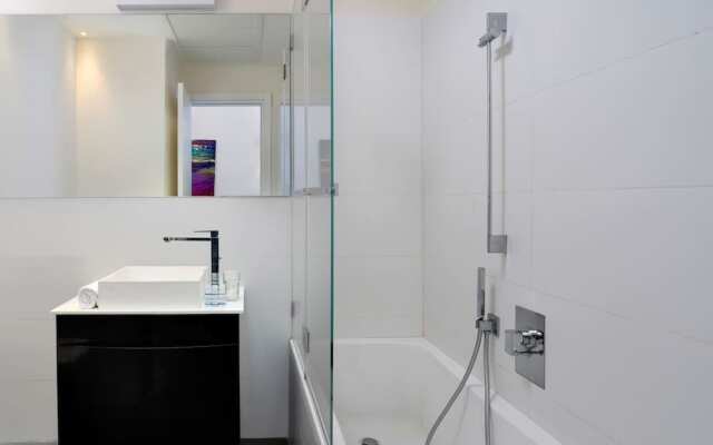 Elegant 3BR in White City by HolyGuest