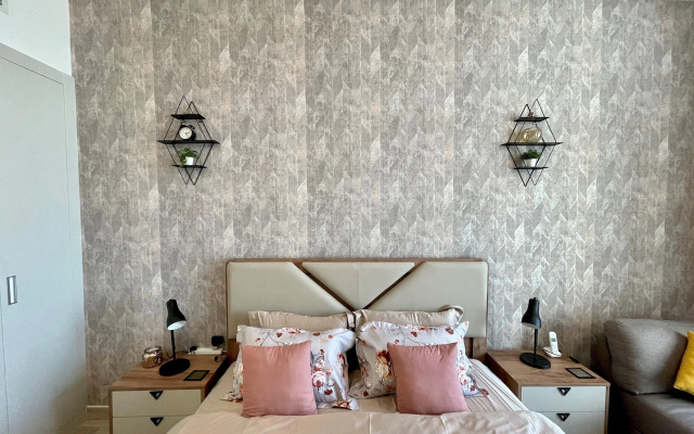 Spacious & Cute Studio with Balcony