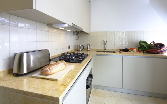 Castelo Apartments by linc