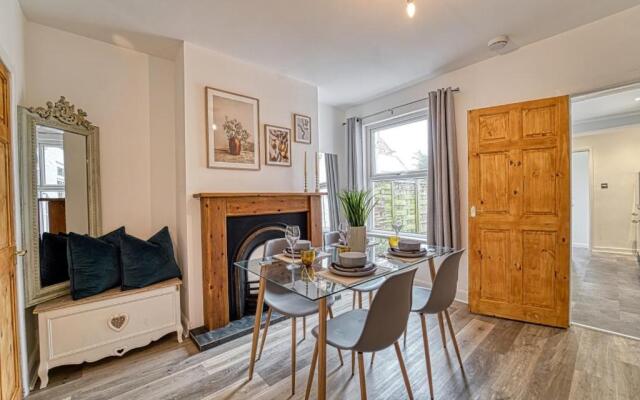 Stylish 2 Bedroom House with Patio