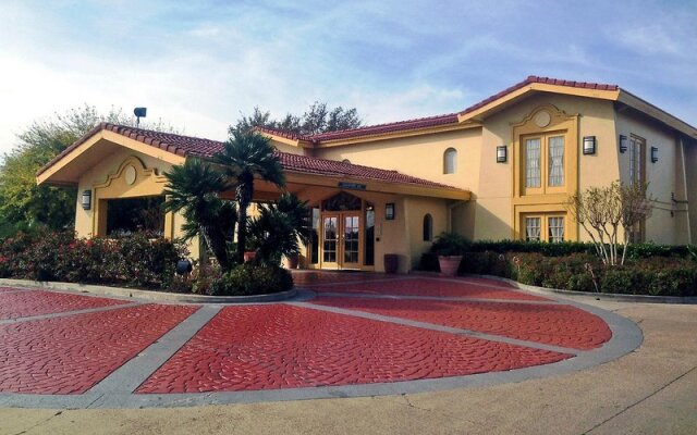 Days Inn & Suites by Wyndham Texas City