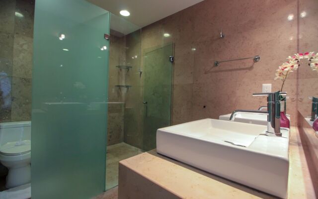 Stunning Studio with Jacuzzi on Terrace by olahola