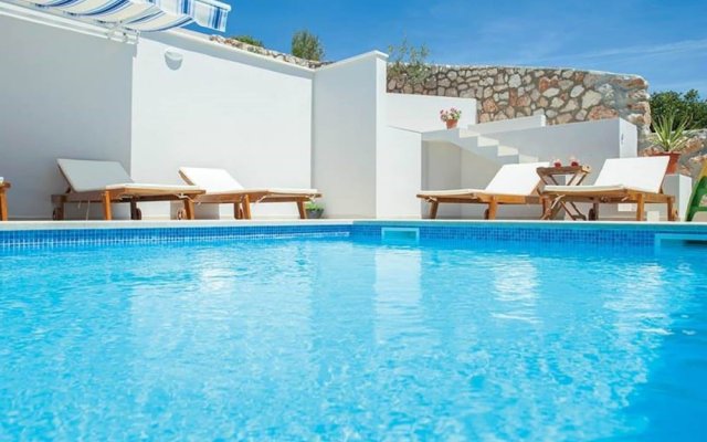 Charming Holiday Home in Cara With Swimming Pool