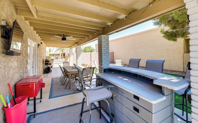 Sun Lakes Home: Fire Pit, Patio, Grill!