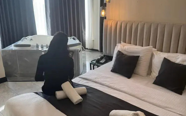 D Twins Airport Hotel