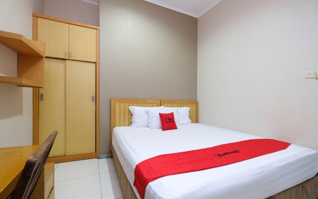 RedDoorz Plus near Simpang Lima