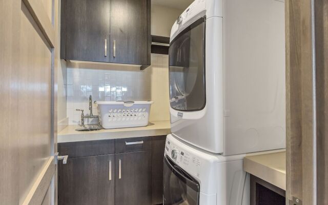 Four Bedroom Penthouse 4 Apartment Hotel by RedAwning