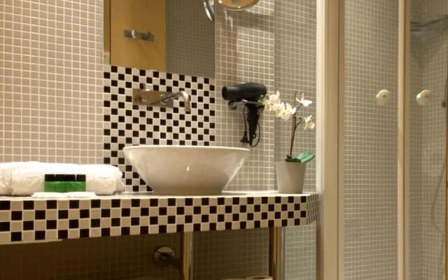 1610B - Stunning studio with Champs Elysées Views!