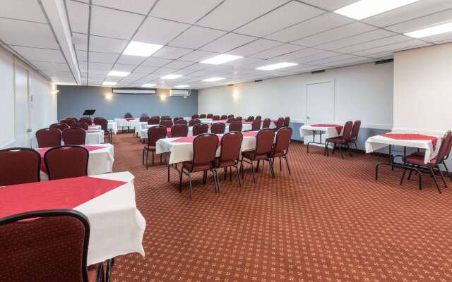 Travelodge by Wyndham Amherst