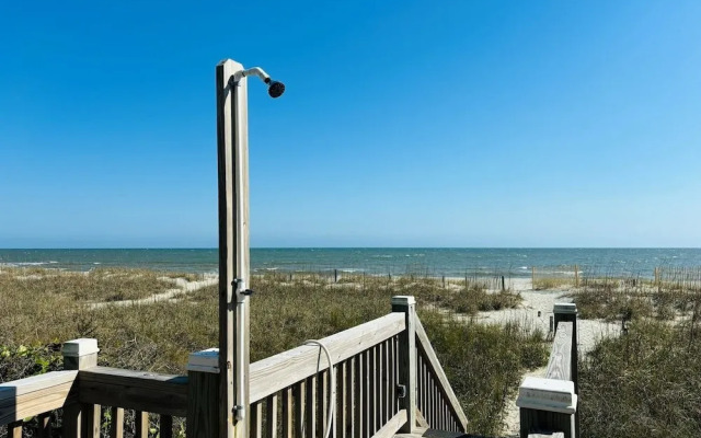 Great Place 5 Bedroom Home by RedAwning