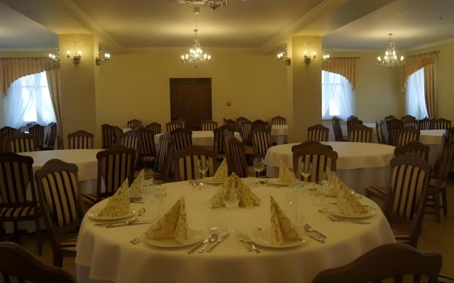Hotel - Restauracja Platan