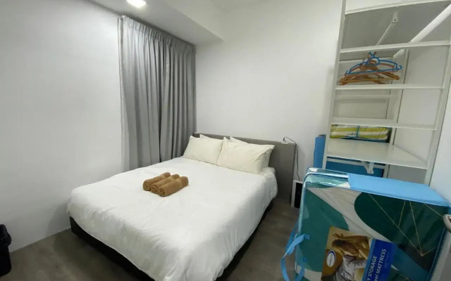 2 bedrooms surrounding natural View and pool