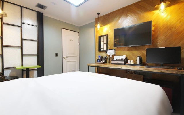 Yeosu 1st Avenue Hotel