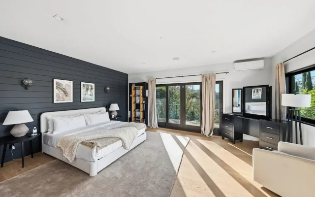 Farley Court - Stylish Hillside Residence With Stunning Views