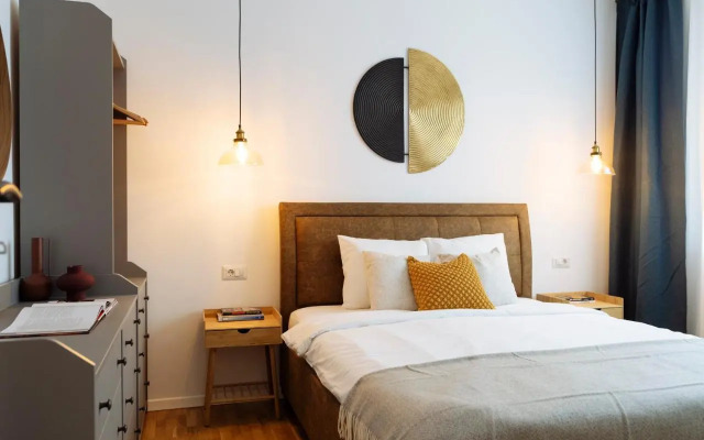 Sunny 2BR Flat - Top Location - Amazing Balcony