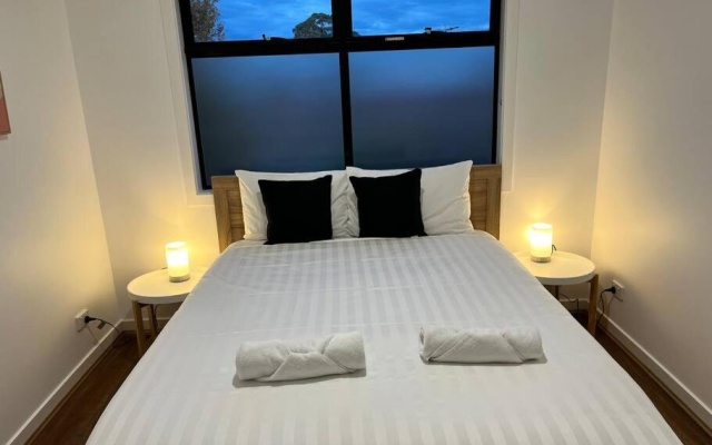 Brand New Modern 2 BR Guesthouse at Airport! – Guest Rooms – Melbourne