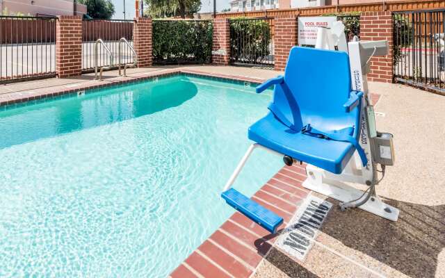 Days Inn & Suites by Wyndham Dallas