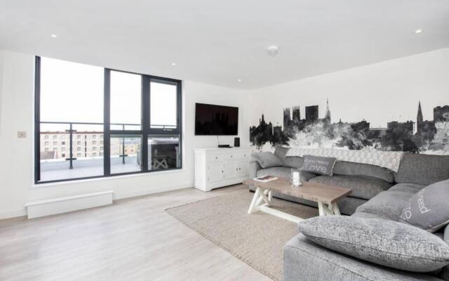 2 Bedroom Penthouse - large balcony - Minster view