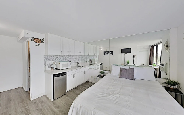 Hawaiian Monarch 2312 Condo by Redawning