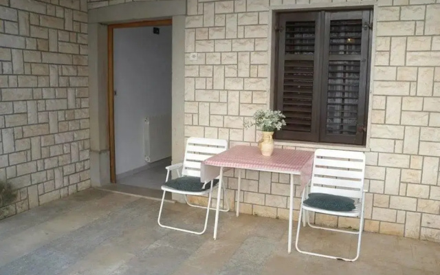 Serene Garden Apartment With Terrace