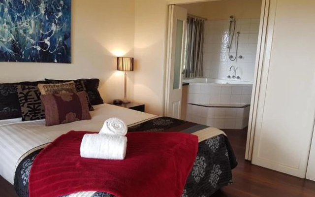 Outlook Hill Vineyard Cottages – Guest Rooms – Melbourne