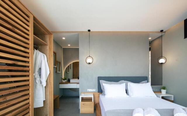 Seafront elegant villa, with infinity pool & devine views!