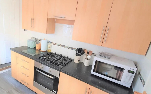 3-bed House With Superfast Wi-fi, DW Lettings 15vr