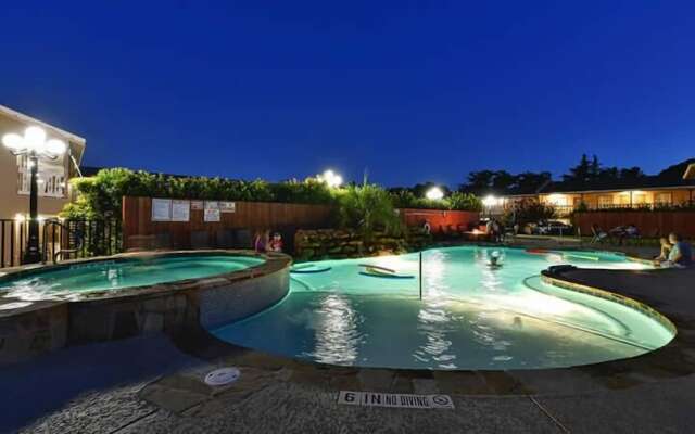 Sunday House Inn and Suites