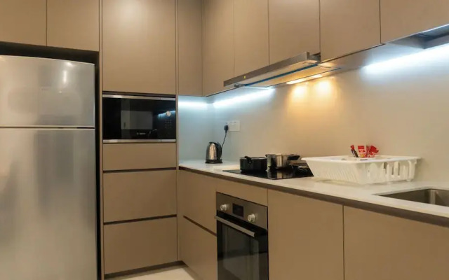 Moonway Luxury Suites At Eaton Residence