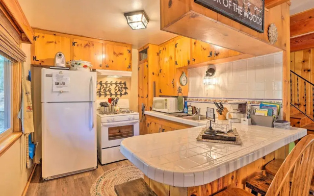 Wrightwood Cabin w/ Cozy Interior!