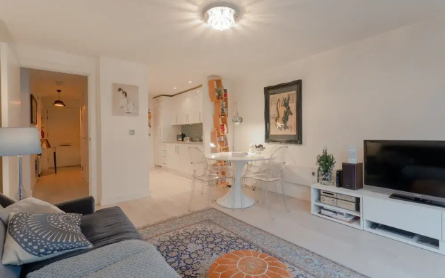 1 Bedroom Apartment With Balcony in Haggerston