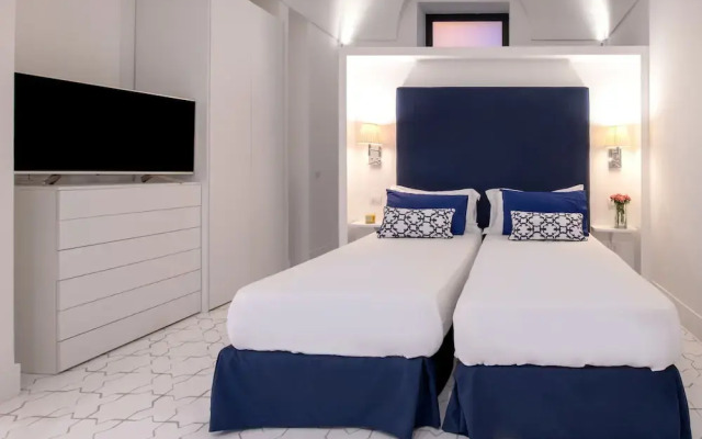 Luxury Apartment with Garden and Pool