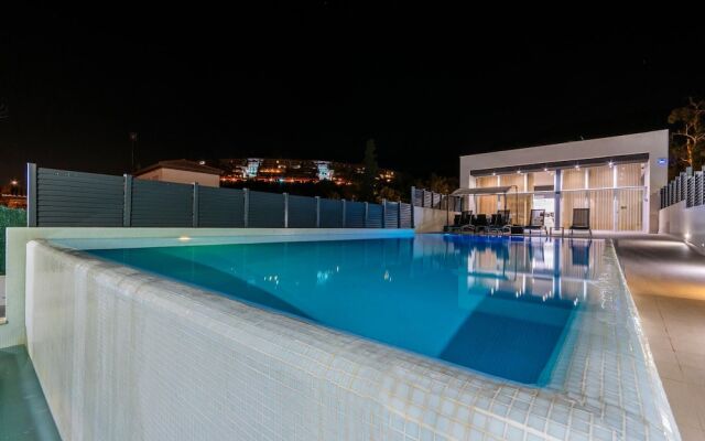 Luxurious Villa. Overflowing Pool 100 Meters From the Beach