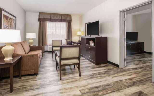 La Quinta Inn & Suites by Wyndham DFW Airport West - Euless