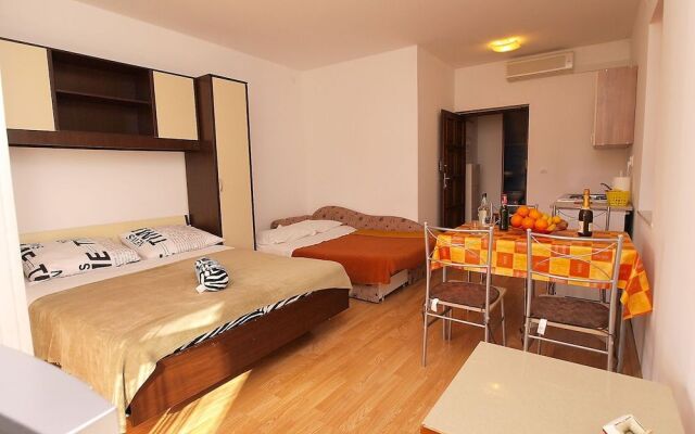 Apartment 785