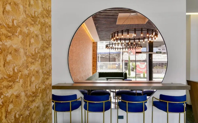 w Elegant 1BR w/ Great Deco in Unicentro