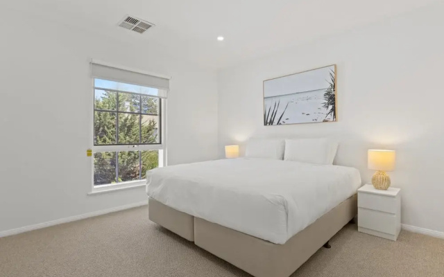 Elegant 3-bed Home From Sunny Glenelg Beach